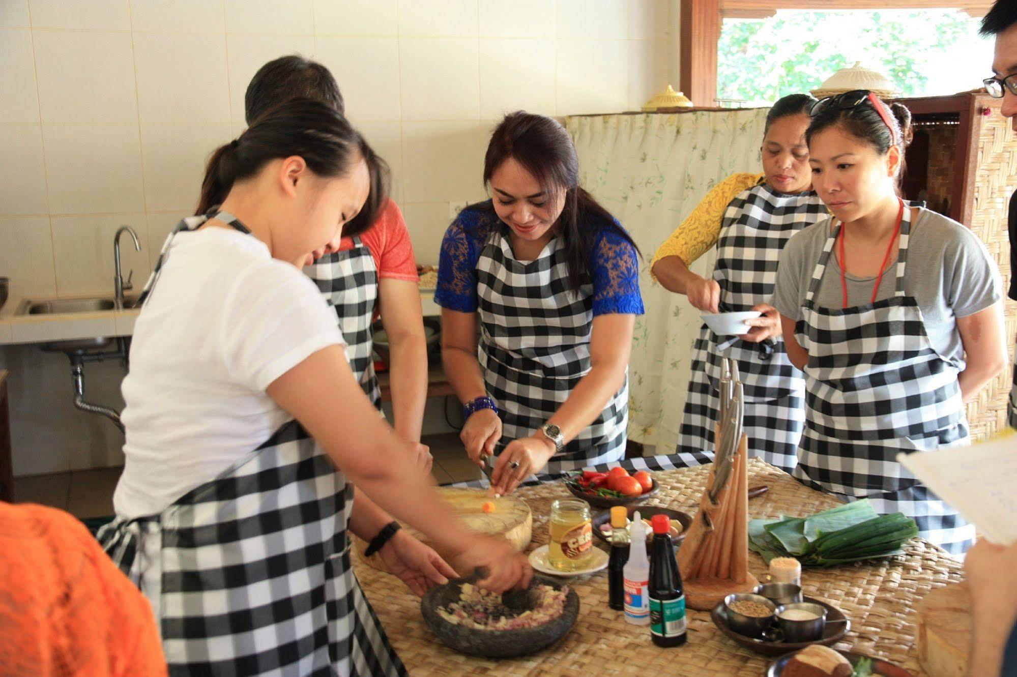 Oka Kartini Bungalows ウブド エクステリア 写真